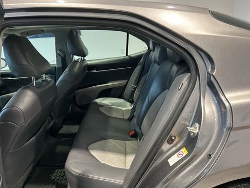 Used 2018 Toyota Camry XLE image 16