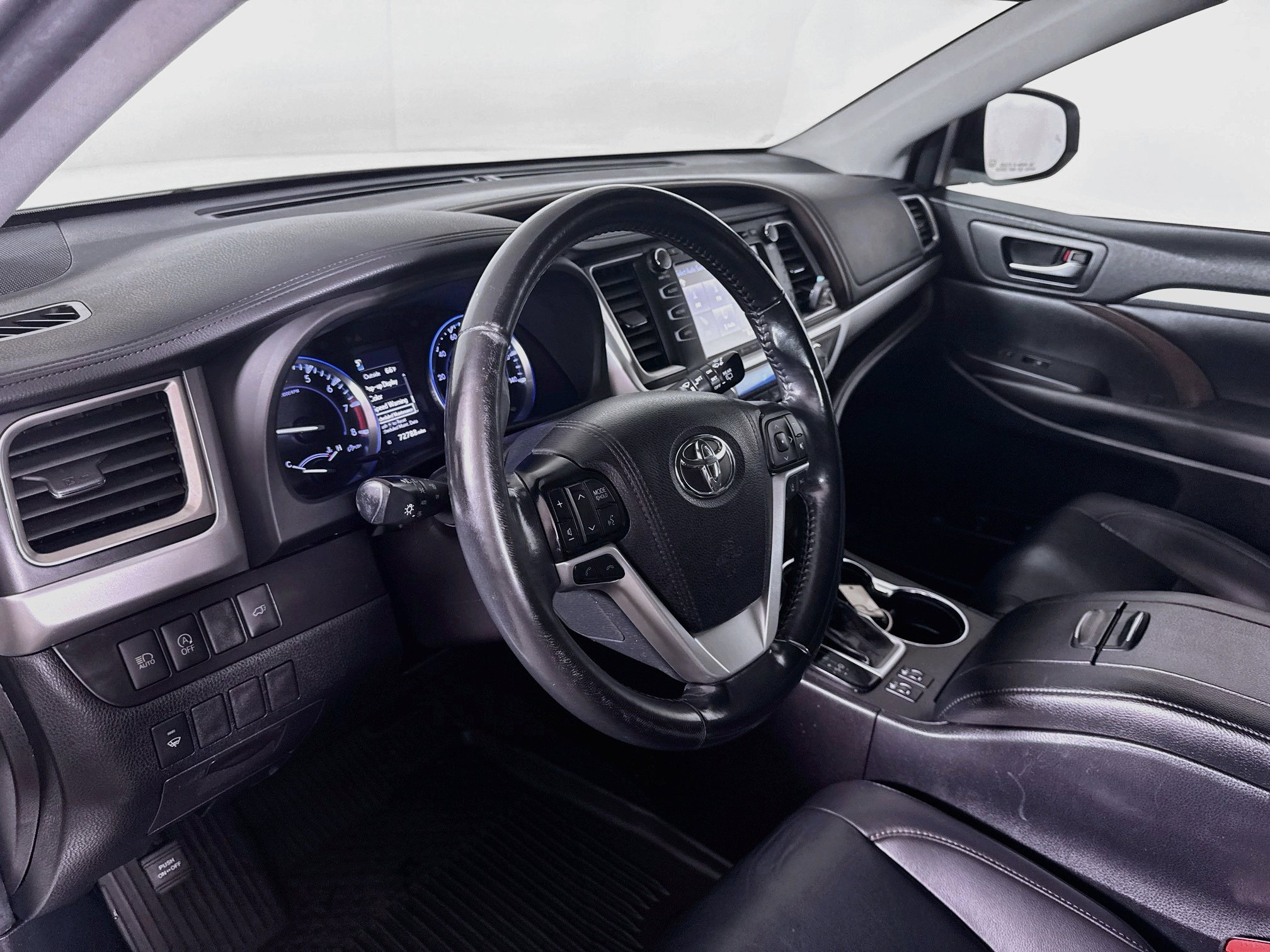 Certified 2019 Toyota Highlander XLE AWD/4WD image 9
