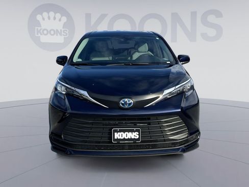 Used 2025 Toyota Sienna LE image 11