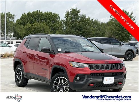 Used 2025 Jeep Compass Trailhawk AWD/4WD image 2