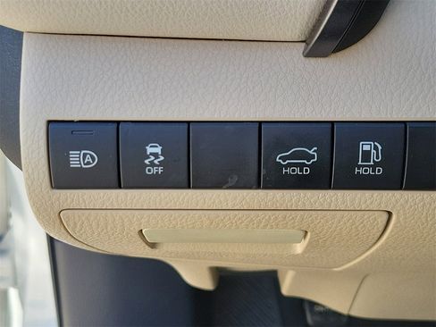 Used 2020 Toyota Camry LE image 29