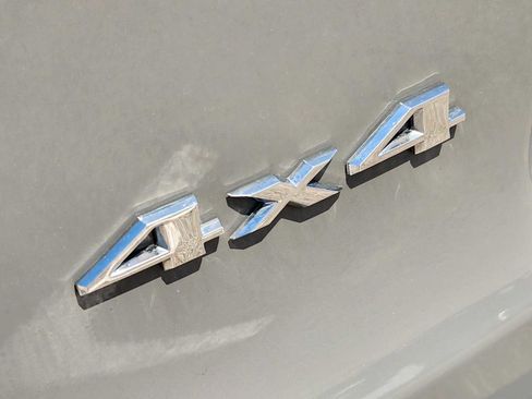 Used 2019 Jeep Cherokee Latitude Plus w/ Cold Weather Group AWD/4WD image 12