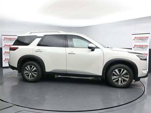 Used 2023 Nissan Pathfinder SL AWD/4WD image 9