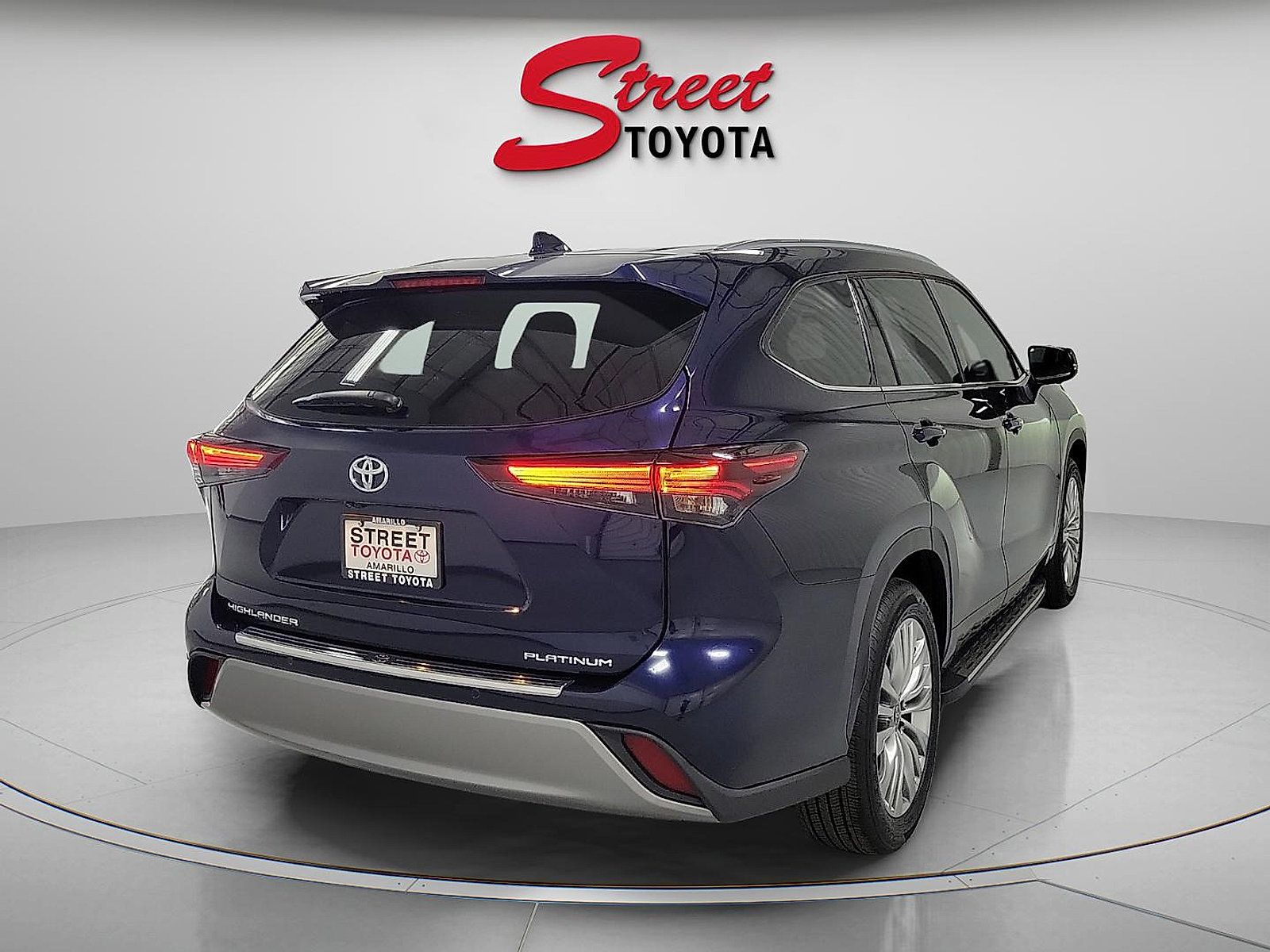 Certified 2024 Toyota Highlander Platinum FWD image 4