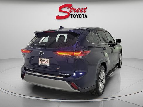 Certified 2024 Toyota Highlander Platinum FWD image 4
