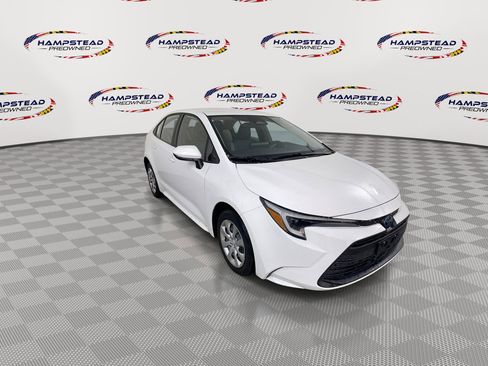 Used 2023 Toyota Corolla LE FWD image 2