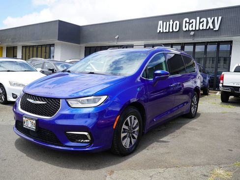 Used 2021 Chrysler Pacifica Touring-L FWD image 4