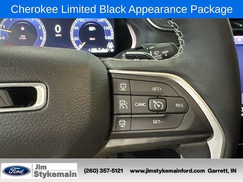 Used 2024 Jeep Grand Cherokee Limited w/ Black Appearance Package AWD/4WD image 18