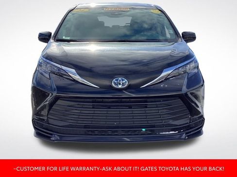 Used 2024 Toyota Sienna LE image 2