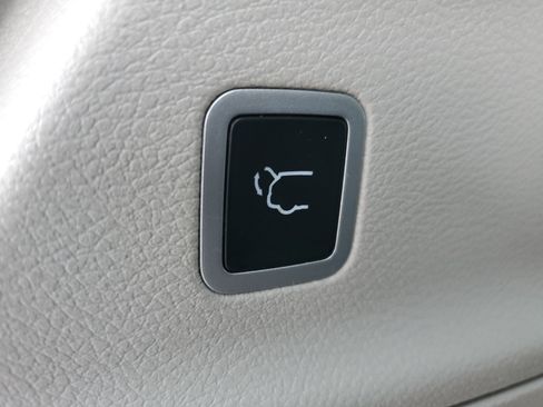 Used 2023 Chrysler Pacifica Touring-L image 9