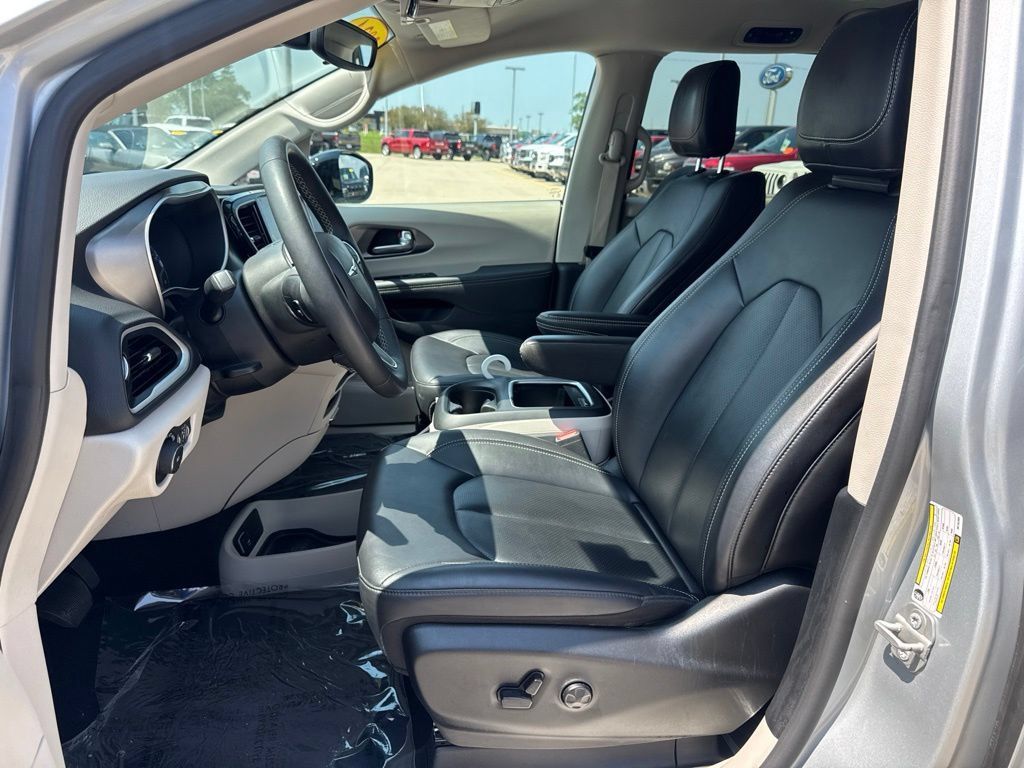 Certified 2024 Chrysler Pacifica Touring-L FWD image 4