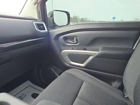 Used 2018 Nissan Titan SV image 19