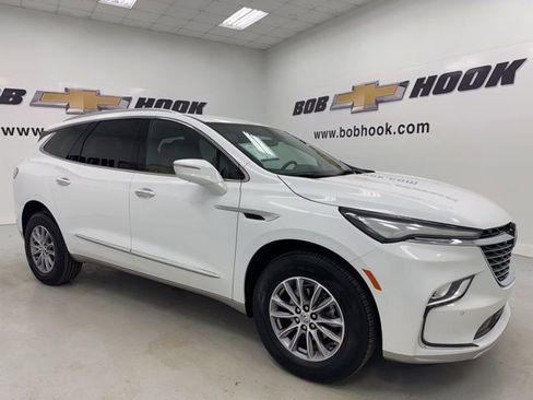 Used 2023 Buick Enclave Essence image 3