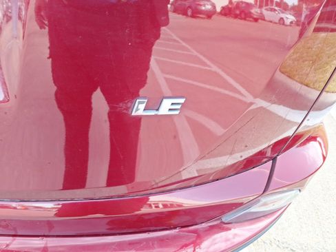 Used 2018 Toyota RAV4 LE image 10