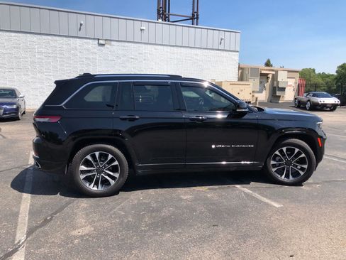 Used 2022 Jeep Grand Cherokee Overland AWD/4WD image 3