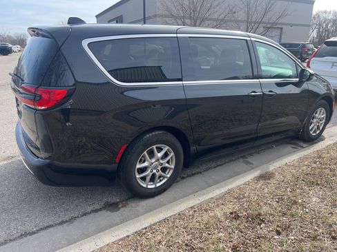 Used 2023 Chrysler Pacifica Touring-L image 5