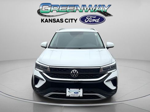 Used 2022 Volkswagen Taos SE FWD image 2