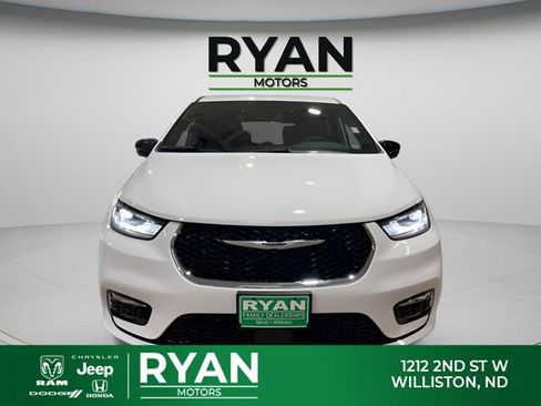 New 2026 Chrysler Pacifica Select image 4