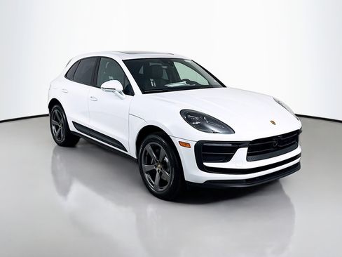 Certified 2025 Porsche Macan image 7