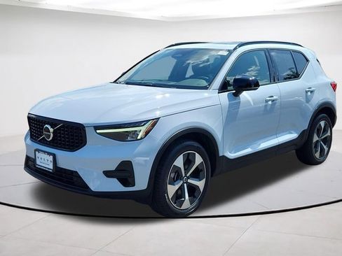 Certified 2024 Volvo XC40 B5 Core AWD/4WD image 1
