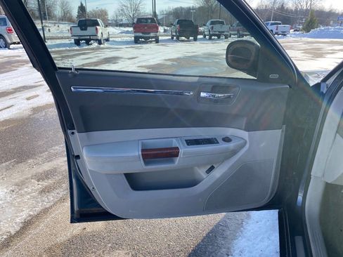 Used 2008 Chrysler 300 C w/ Protection Group II image 9