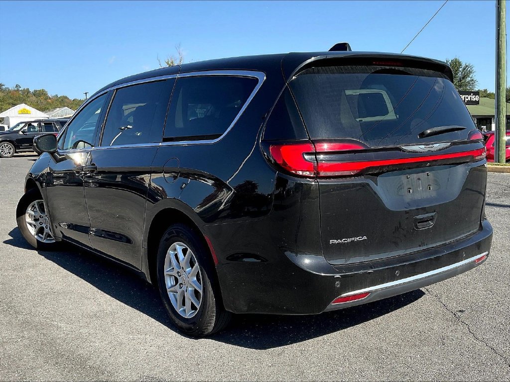 Used 2023 Chrysler Pacifica Touring-L FWD image 3