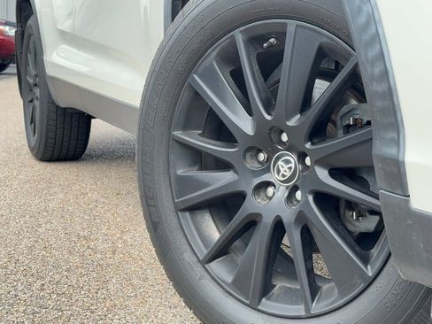 Used 2019 Toyota Highlander SE image 2