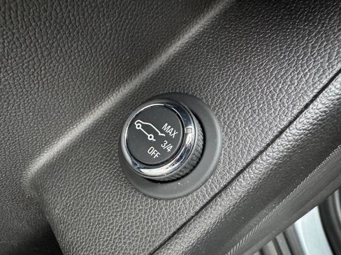 Used 2018 Chevrolet Traverse LT image 25