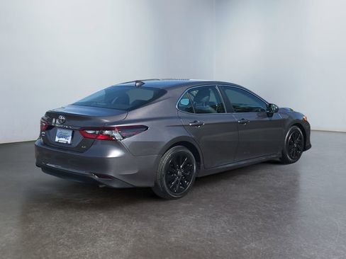 Used 2022 Toyota Camry LE FWD image 5