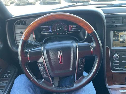 Used 2016 Lincoln Navigator Select image 18