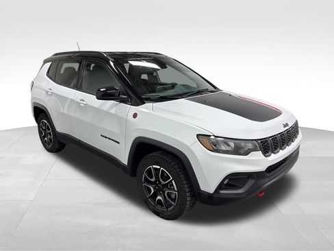Used 2025 Jeep Compass Trailhawk AWD/4WD image 3