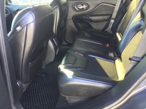 Used 2019 Jeep Cherokee Altitude image 12