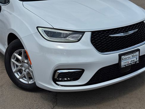 New 2025 Chrysler Pacifica Select image 3