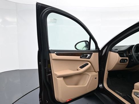 Certified 2026 Porsche Macan image 16