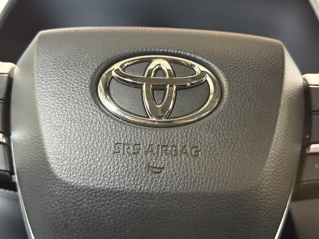 Used 2025 Toyota Highlander XLE AWD/4WD image 18