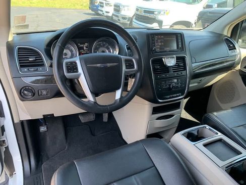 Used 2013 Chrysler Town & Country Touring FWD image 19