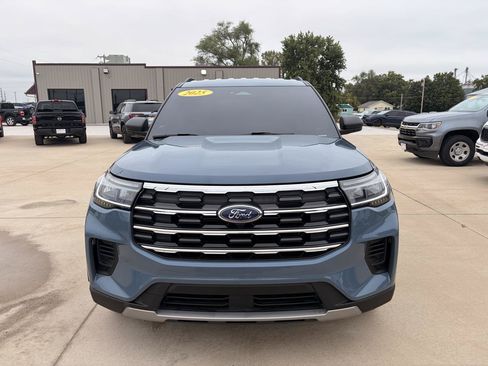 Used 2025 Ford Explorer Active AWD/4WD image 2