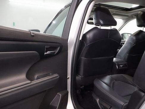 Used 2022 Toyota Highlander XLE AWD/4WD image 28