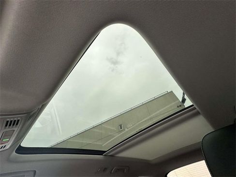 Certified 2022 Volkswagen Taos SE w/ Panoramic Sunroof Package image 33