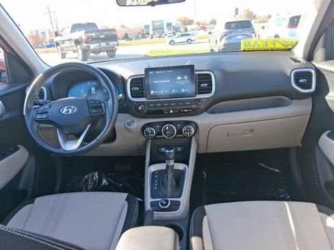Used 2025 Hyundai Venue SEL image 13