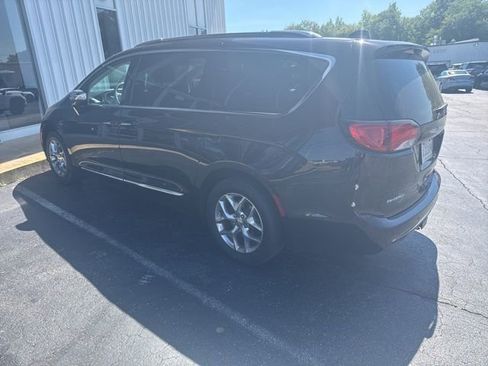 Used 2017 Chrysler Pacifica Limited w/ UConnect Theater Package FWD image 11