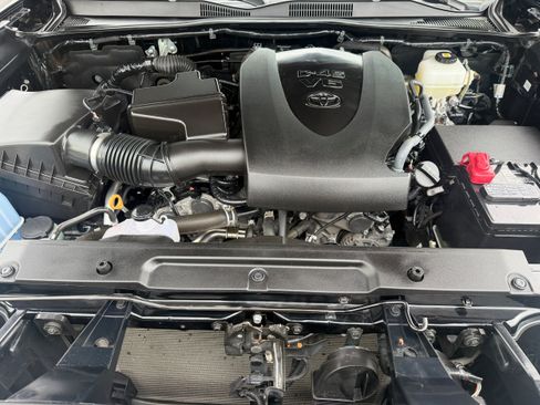 Used 2022 Toyota Tacoma TRD Off-Road AWD/4WD image 14