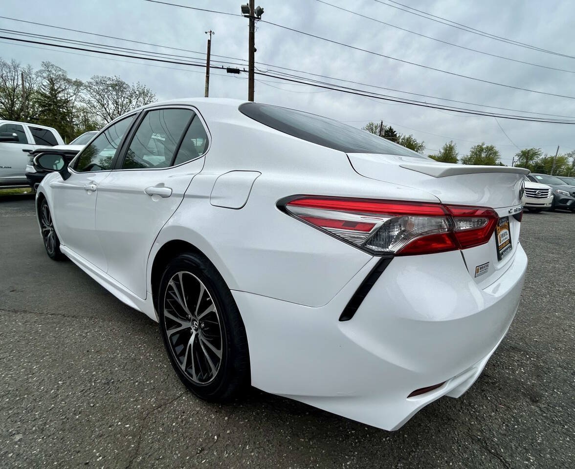 Used 2018 Toyota Camry SE FWD image 3