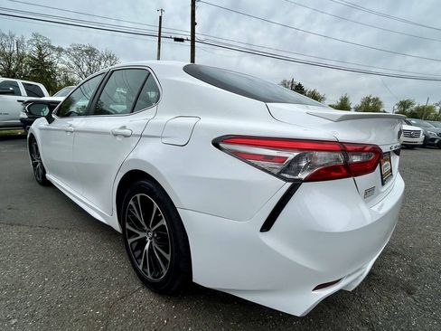 Used 2018 Toyota Camry SE FWD image 3