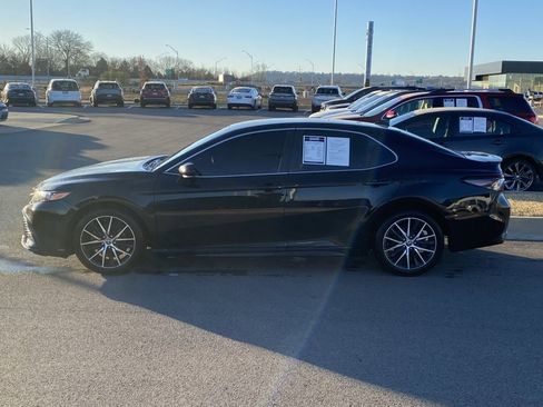Used 2023 Toyota Camry SE image 4