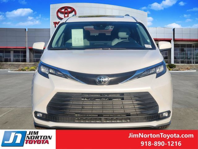 Used 2026 Toyota Sienna XLE FWD image 2