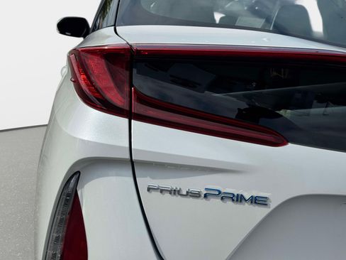 Certified 2021 Toyota Prius Prime Limited FWD image 11