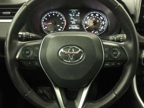 Used 2021 Toyota RAV4 XLE Premium image 13
