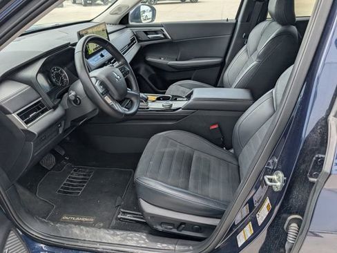 Used 2025 Mitsubishi Outlander SE AWD/4WD image 2