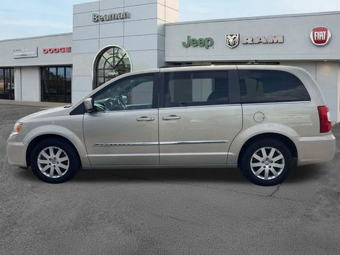 Used 2014 Chrysler Town & Country Touring FWD image 4